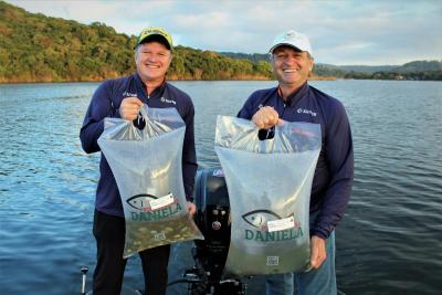 Sicredi e ASPE promovem a soltura de 12 mil alevinos no alagado de Rio Bonito do Iguaçu